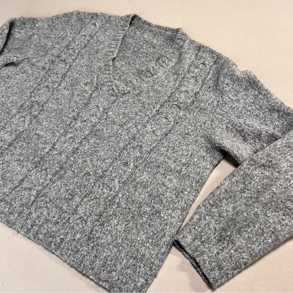 Women’s Gray Cable Knit V-Neck Sweater Size Large Cozy Chunky Knit Pullover - Picture 4 of 12